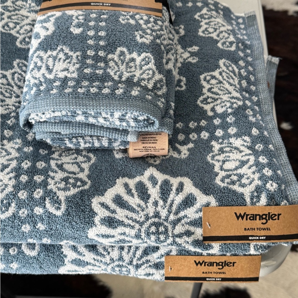Wrangler light Blue flower bandana patterned towels and bath mat set - NWT - Picture 3 of 13